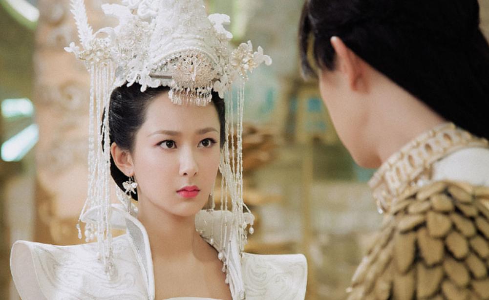 简兮慌乱的抬起头，只见面前的这个女子肤白胜雪