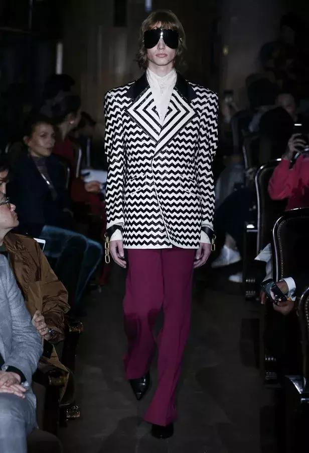 戚薇霸气走秀,唐嫣戚薇机场街拍大全