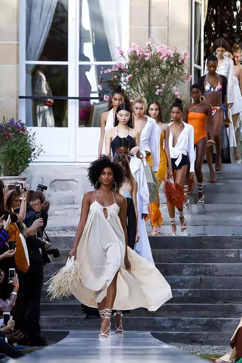 戚薇霸气走秀,唐嫣戚薇机场街拍大全