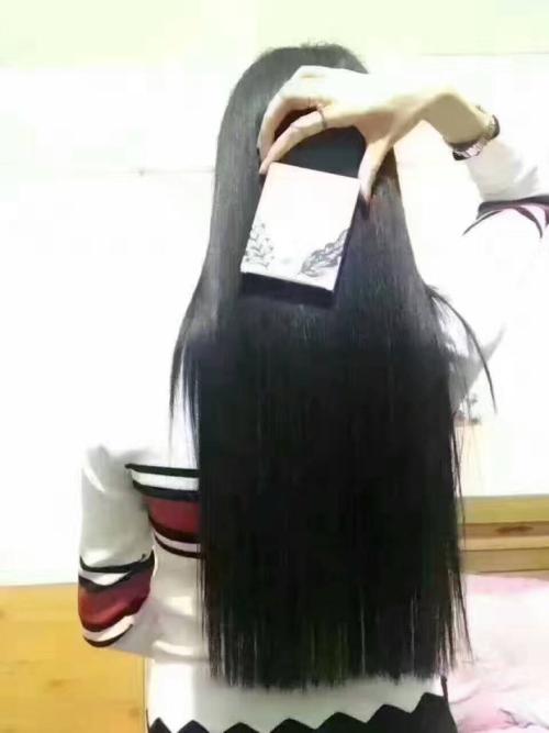 女孩头发长头屑,女生头发上有虱子怎么处理