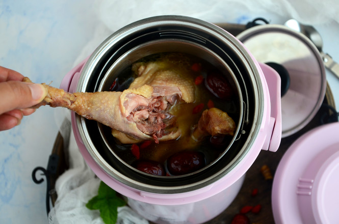 你还在厨房里汗流浃背地煲汤吗？试试这款焖烧锅，让你美美哒喝汤