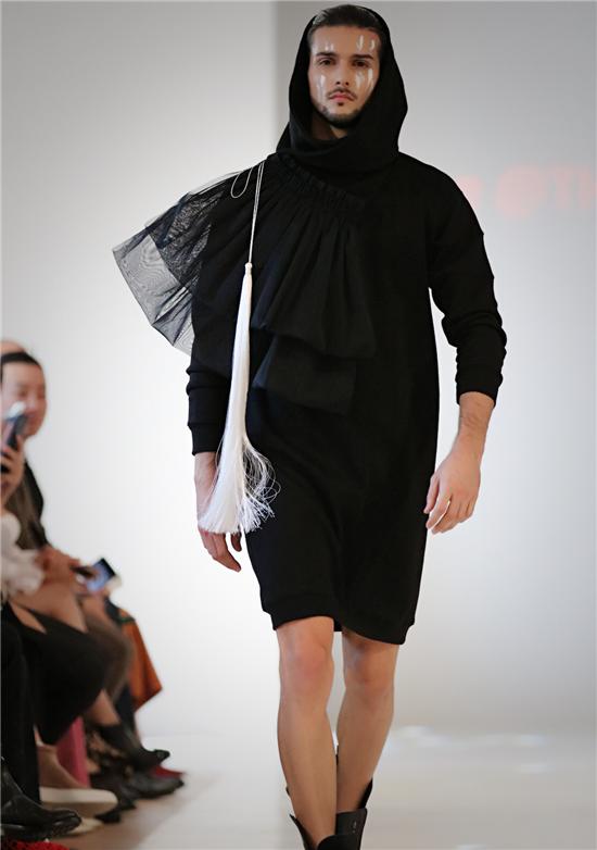 时尚潮牌TO BE THRILL*SAGA被巴黎时装周翻牌子