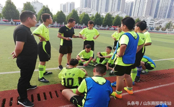 足球圆小孩梦,乡村小孩足球梦