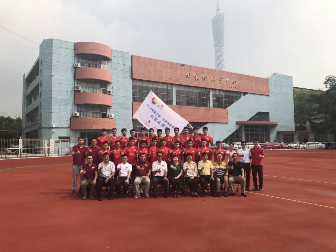 22名足球支教志愿者牵动着22所希望小学