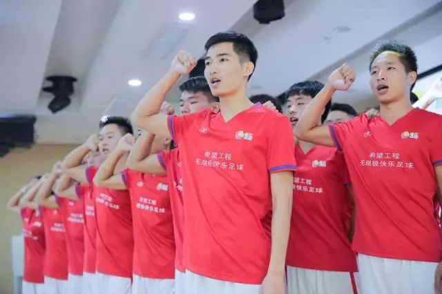 22名足球支教志愿者牵动着22所希望小学