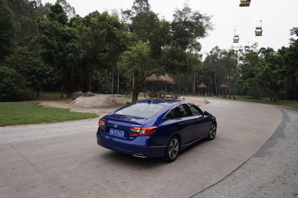 黑色十一代本田雅阁自驾游,本田雅阁轿车自驾游的真实生活