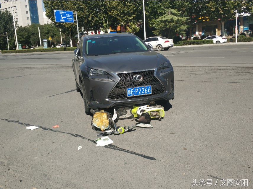 学校门口学生被电动车撞倒,学校门口故意撞电动车