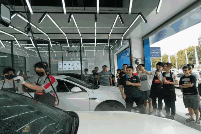 看到BoBoYoyo这样洗车和换机油，小肥肥瞬间凌乱了……