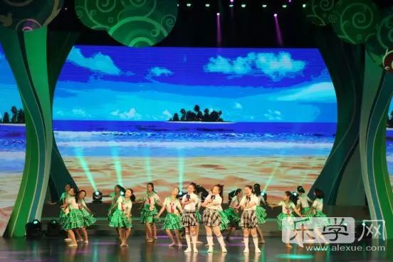 中小学生共庆国庆节舞蹈,小学师生载歌载舞礼赞新中国