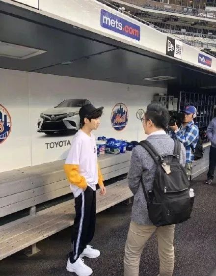 王源班小松打棒球,王源美职棒球赛发球