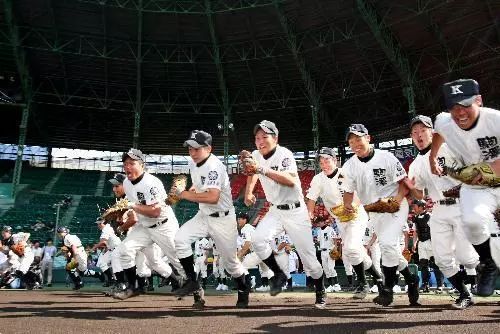 王源班小松打棒球,王源美职棒球赛发球