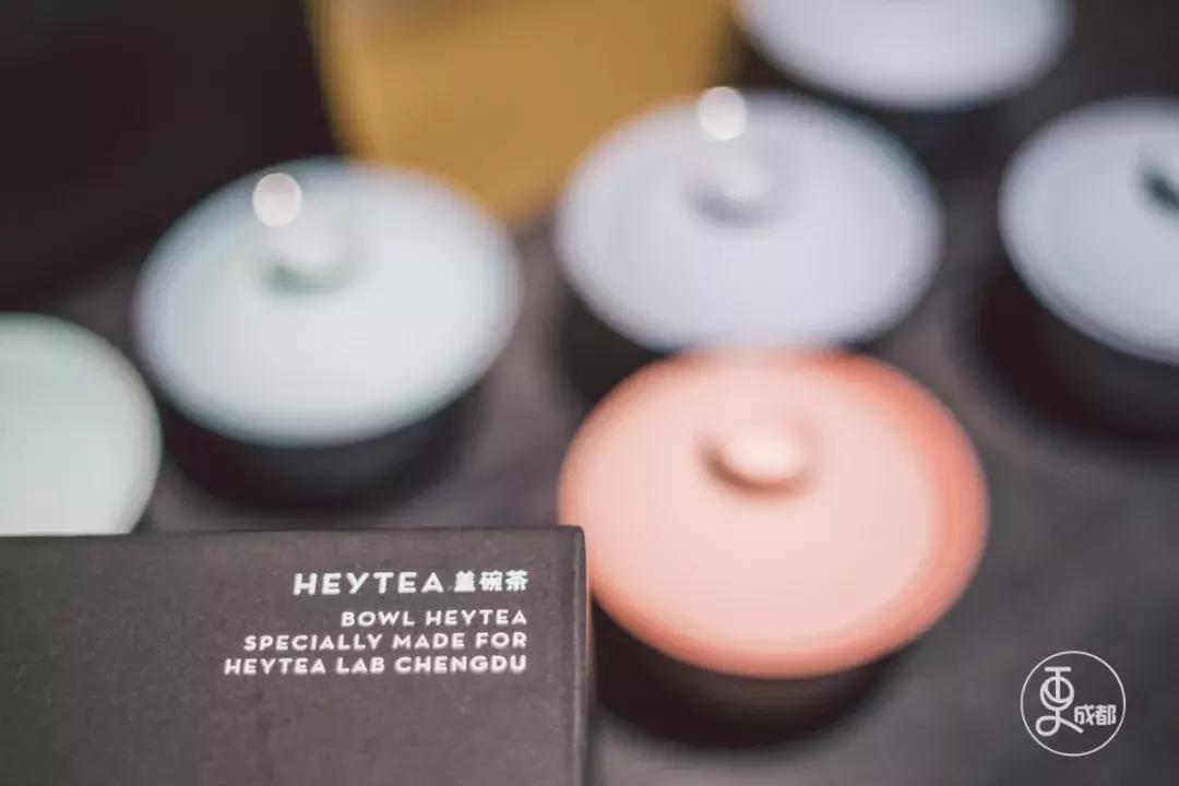 今天刷爆成都人朋友圈的网红奶茶店，卖起了五粮液水果茶和川菜！