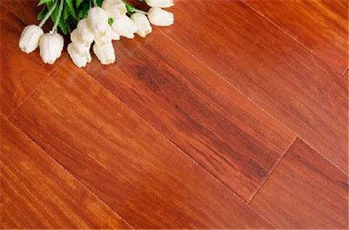 家里木地板翘起来了怎么办,家里的木地板翘起松动