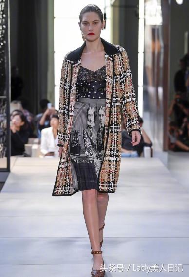 国际大牌都喜欢裤头前挂丝巾,衣服比较单调的时候增加灵气