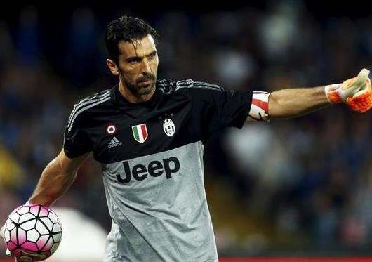 意大利门将布冯十大经典扑救,吉安路易吉布冯历史地位如何