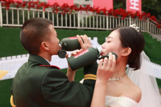 军旗为证，战友为媒：你嫁给爱情的样子，真美！