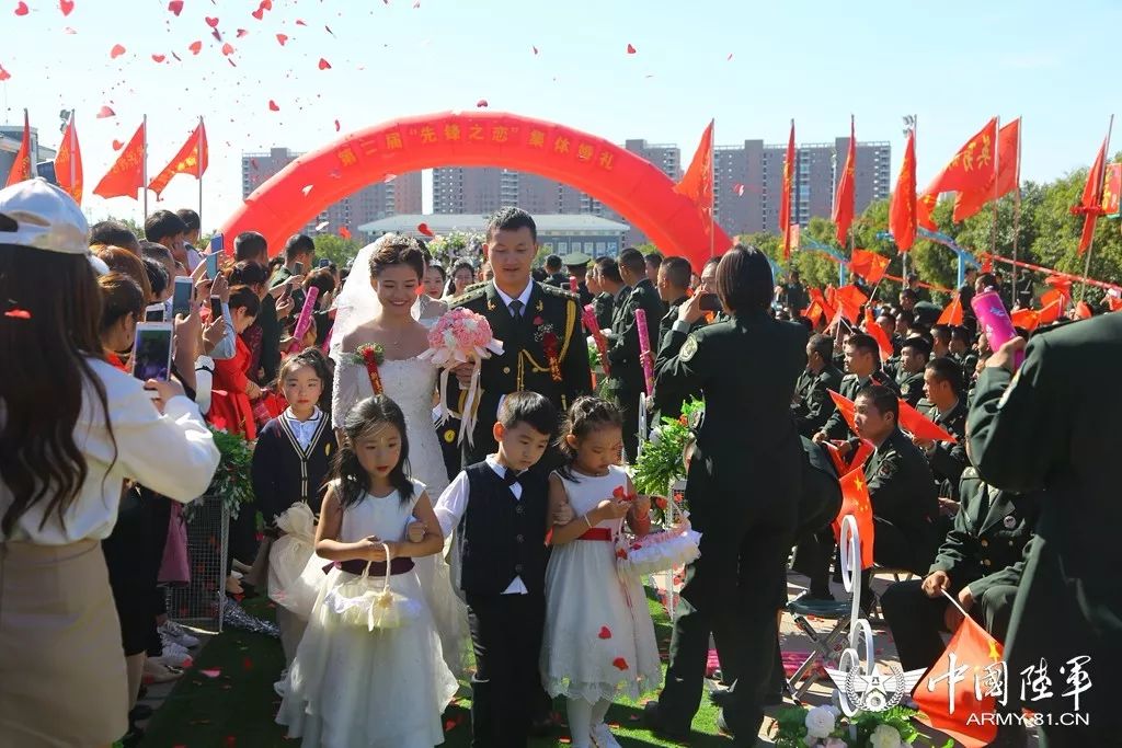 军旗为证，战友为媒：你嫁给爱情的样子，真美！