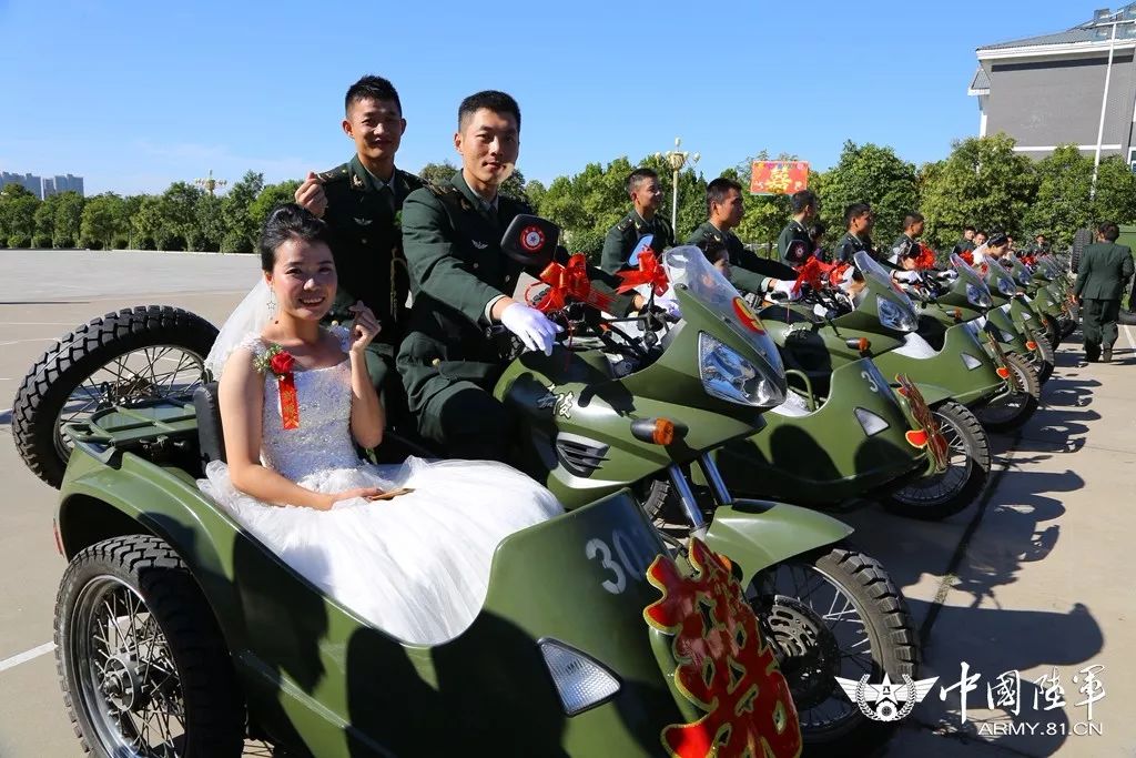 军旗为证，战友为媒：你嫁给爱情的样子，真美！