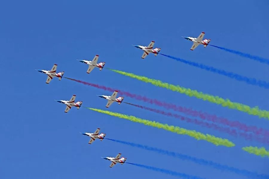 谁持彩练当空舞？揭开“飞机拉烟”的秘密