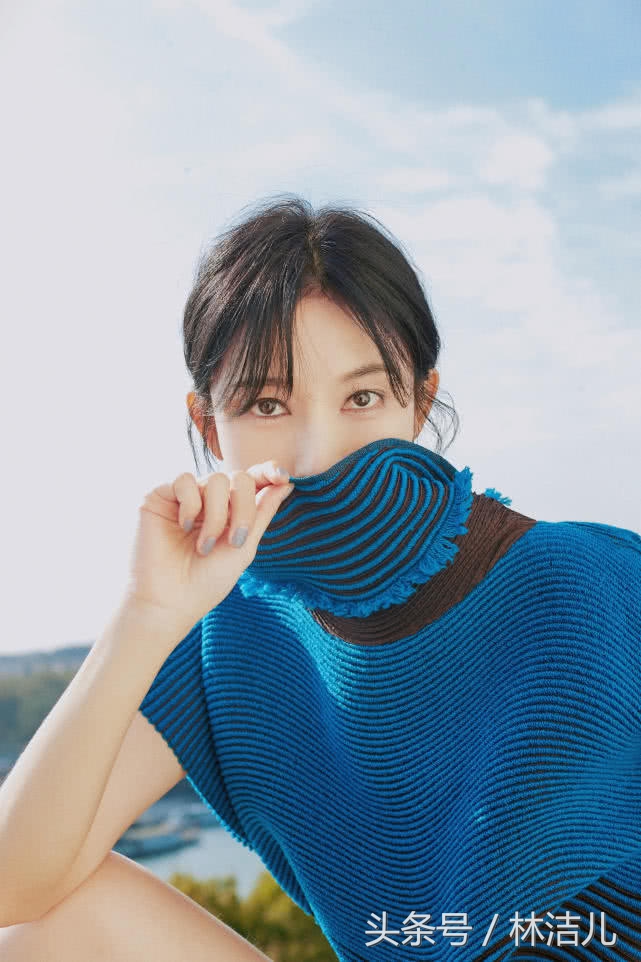 只穿一件t恤的视频,只穿一件t恤搭配