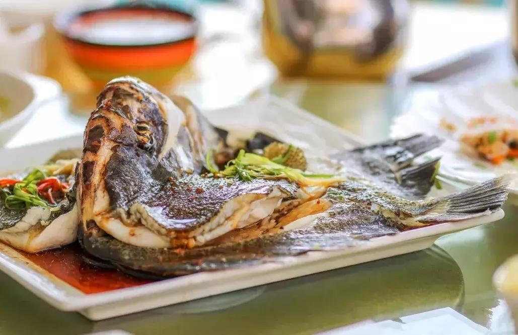 三亚火车头万人海鲜广场哪家好吃,在三亚3000元一桌的海鲜大餐