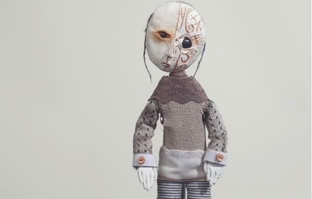 孩子用盒子建造废弃城市在家里,12岁男孩自己捡破烂