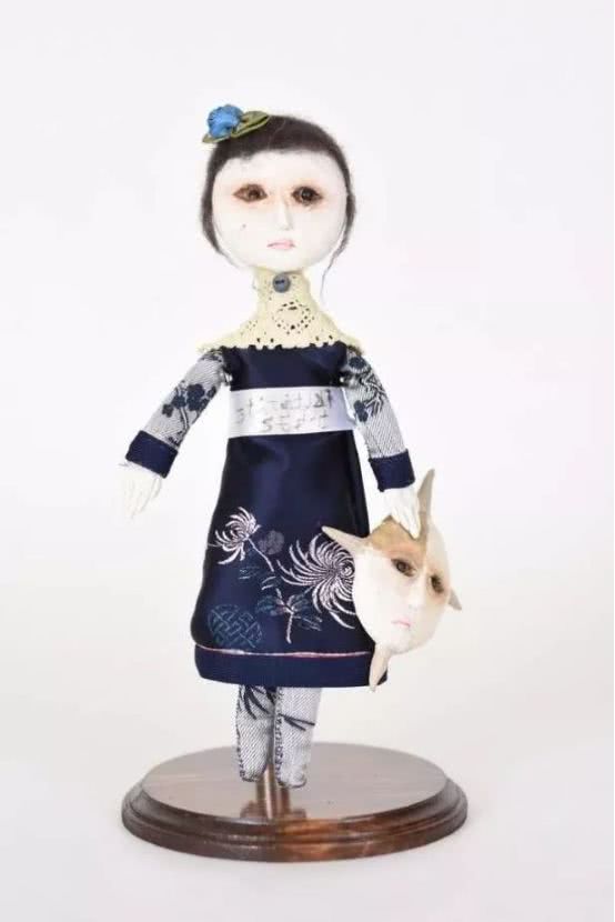 孩子用盒子建造废弃城市在家里,12岁男孩自己捡破烂