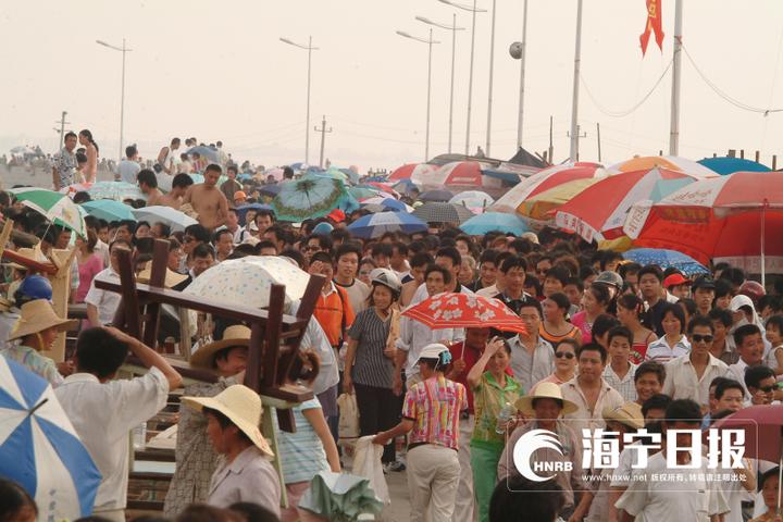 拍钱塘江大潮遭巨浪瞬间吞没,为了拍照被潮水冲走身亡