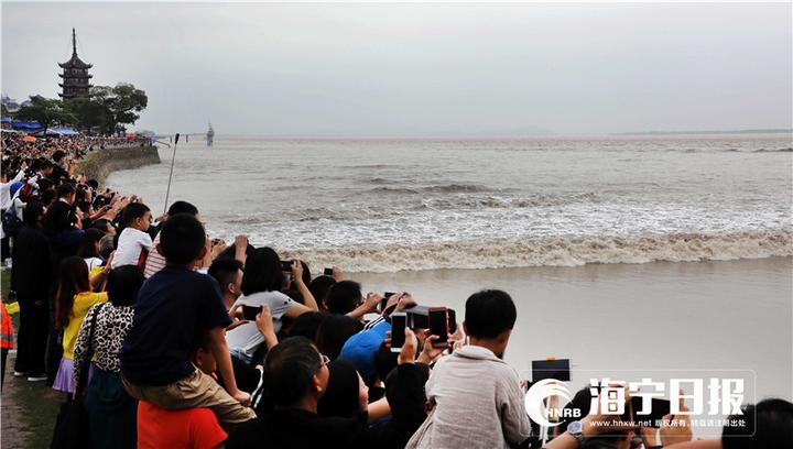 拍钱塘江大潮遭巨浪瞬间吞没,为了拍照被潮水冲走身亡