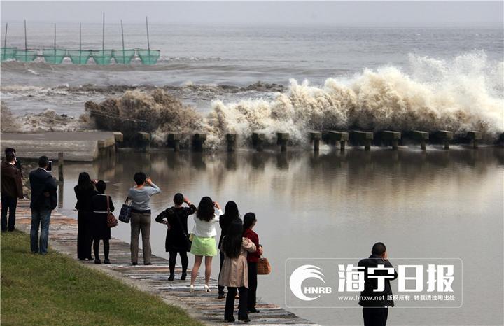 拍钱塘江大潮遭巨浪瞬间吞没,为了拍照被潮水冲走身亡