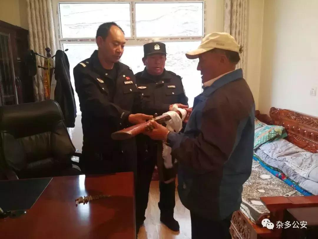 玉树公安抓捕的视频,缉枪治爆宣传群众主动上交枪支