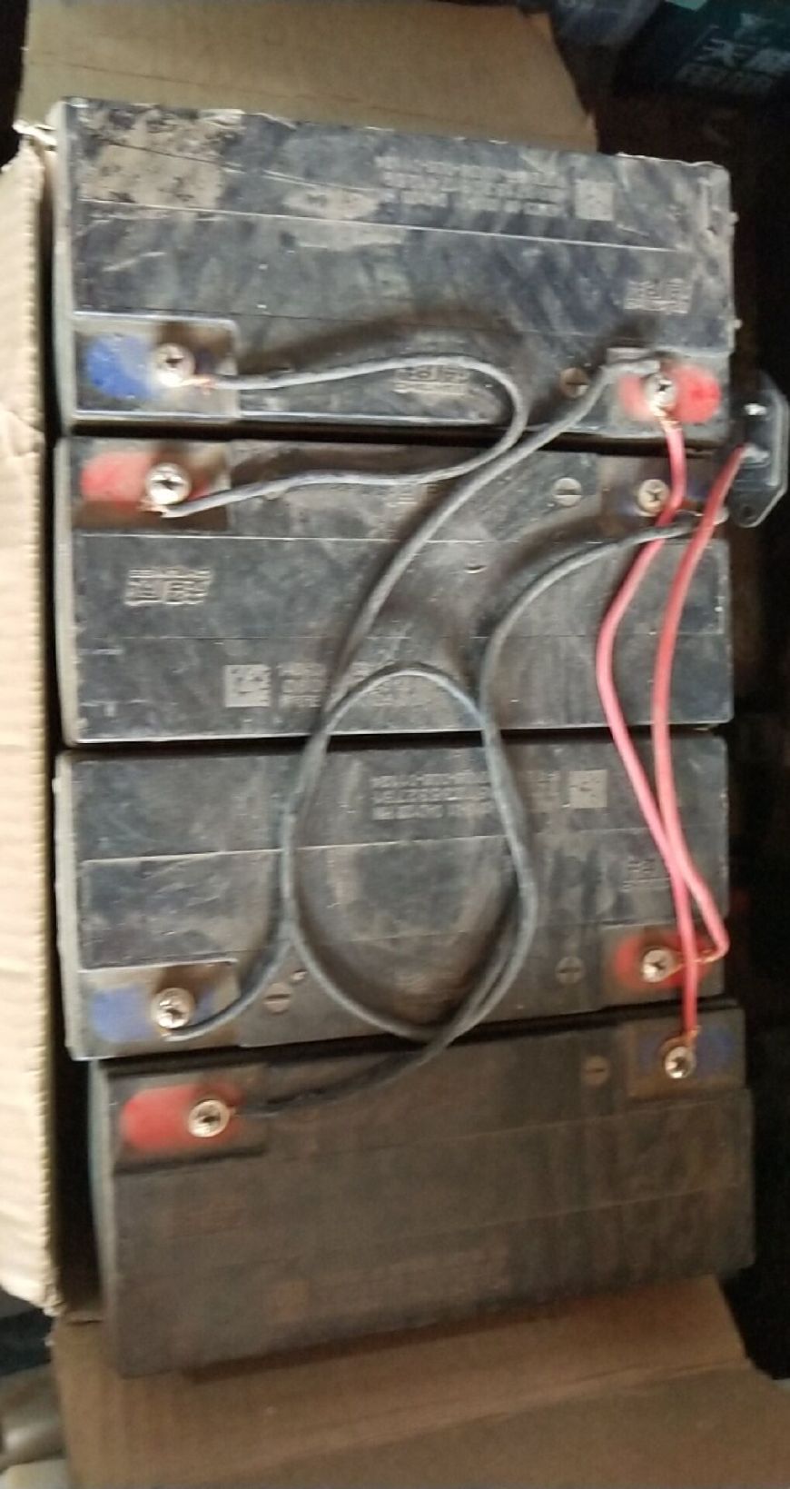 电动车充电连接头发热是什么原因,电动车电瓶加修复液后发热