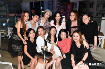 天生斜视参加选美，后成顶级打女被烧伤，当红时退圈为救患癌父亲