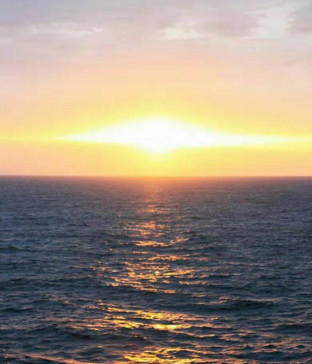 原创诗词—九霄能把天门扣,万里长观旭日红