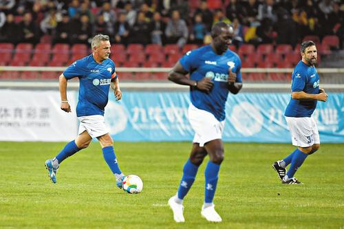 足坛传奇球星过人秀,足坛传奇过人技能