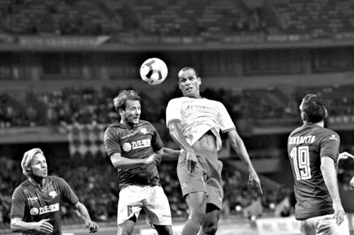 足坛传奇球星过人秀,足坛传奇过人技能