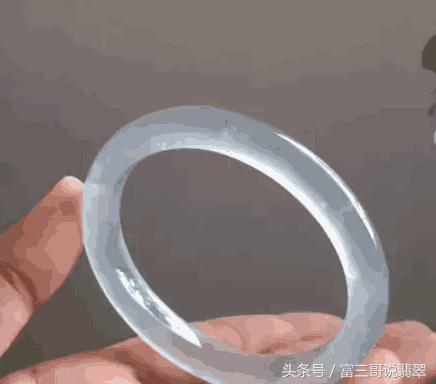 翡翠手镯圈口大点好还是小点好,翡翠手镯要买多大圈口合适