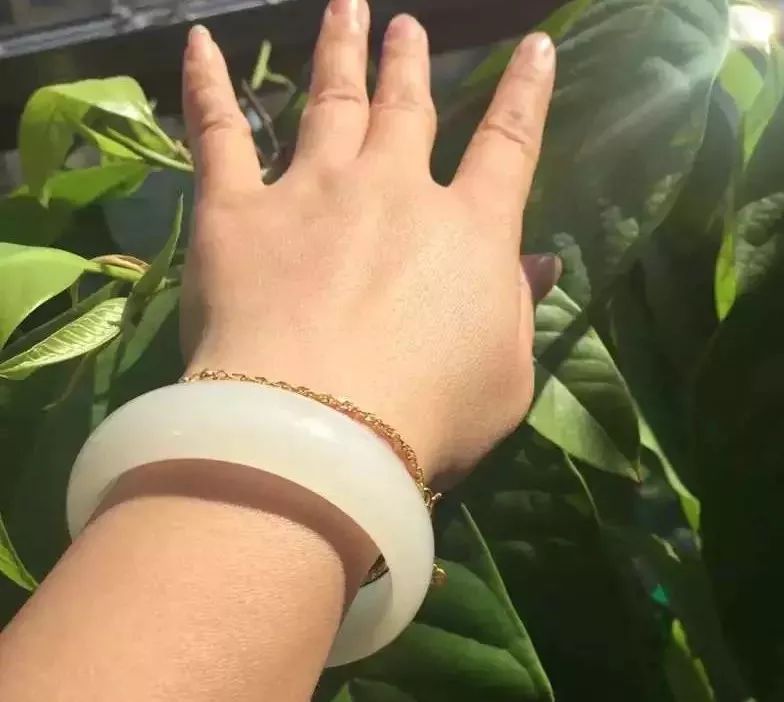 三种女人不适合戴玉,戴玉的女人为什么不能碰