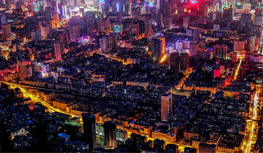 有座城市很有特色，像根黄瓜，主城区长一百公里，最窄处仅四公里