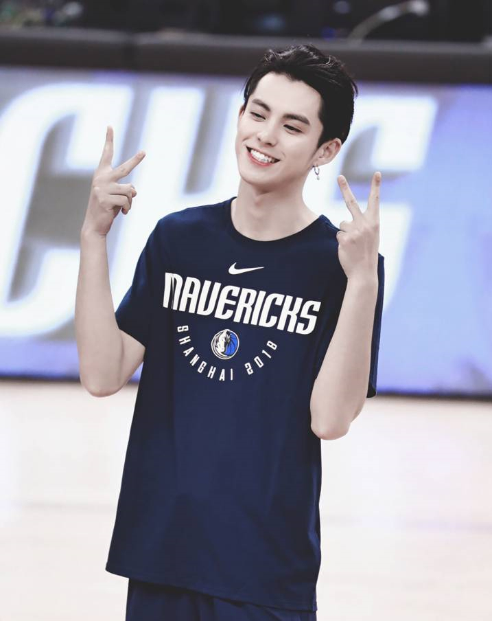 王鹤棣穿着皮衣外套配着西装裤,王鹤棣所有的时髦衣服都能驾驭