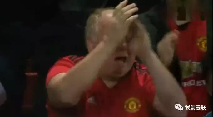 曼联逆转背后的真正英雄！你看，那位老人泪流满面