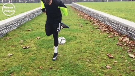 足球技巧花式起球小学生,足球后脚跟起球教学