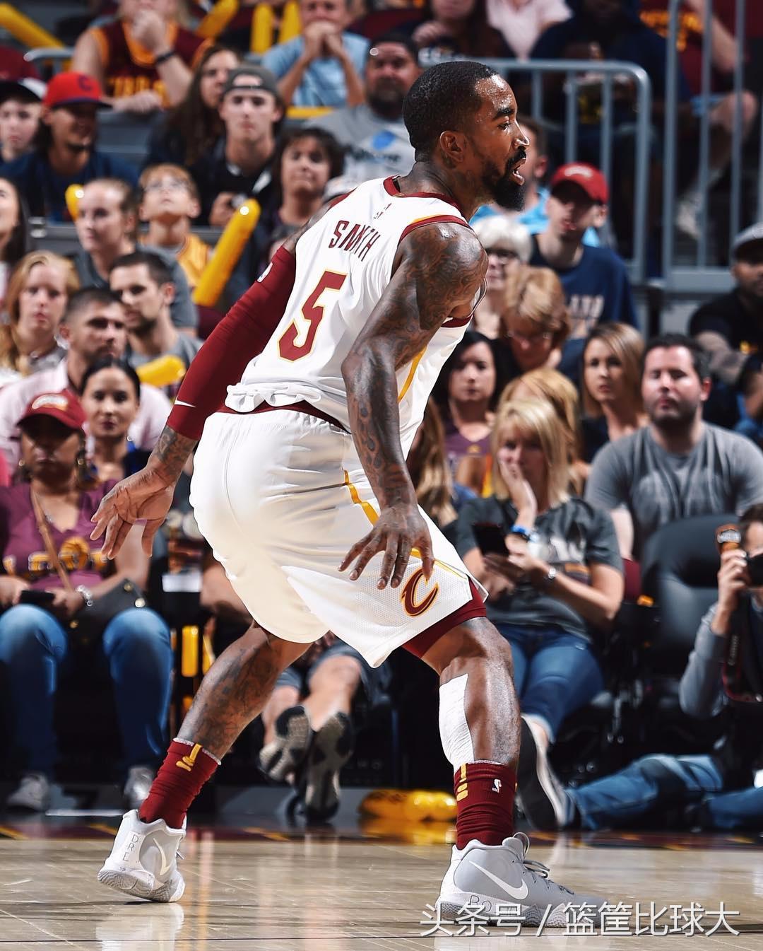 月球漫步者致敬迈克尔-杰克逊！10月9日NBA球鞋赏析