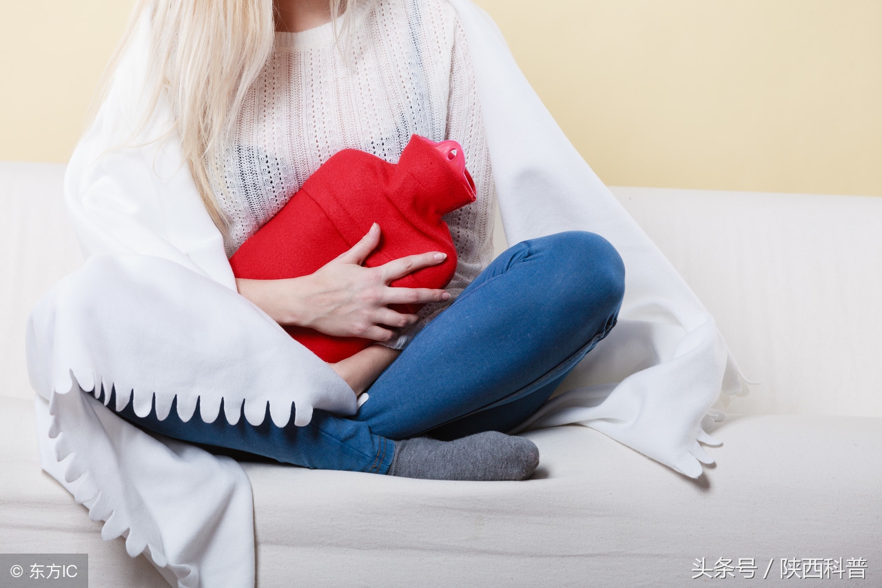 大姨妈颜色很鲜艳是正常的吗,大姨妈颜色正常但是有血块