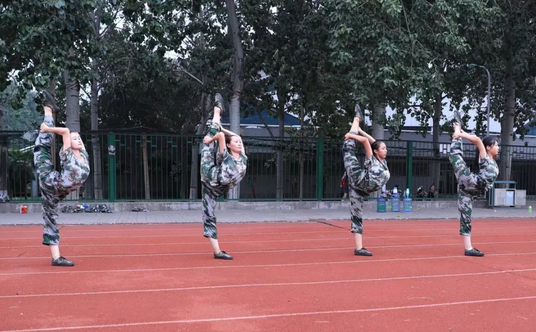 学生军训整齐划一的军姿,军训军姿