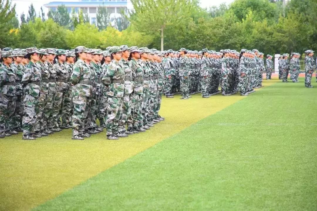 学生军训整齐划一的军姿,军训军姿