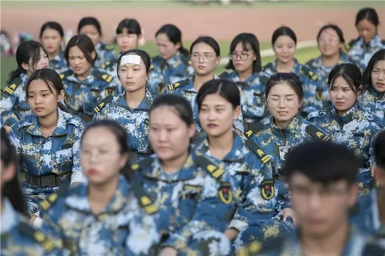 学生军训整齐划一的军姿,军训军姿