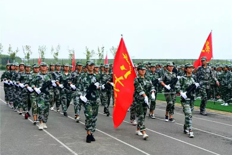 学生军训整齐划一的军姿,军训军姿