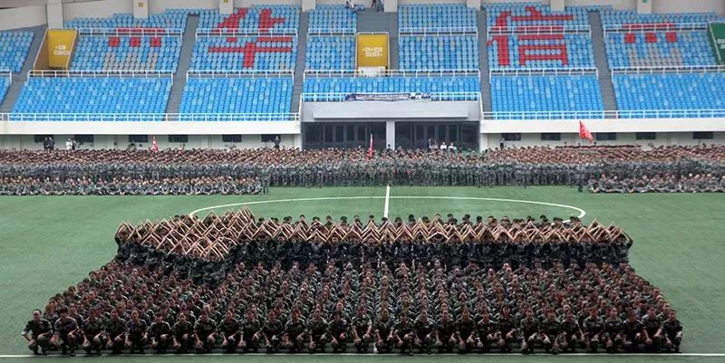 学生军训整齐划一的军姿,军训军姿