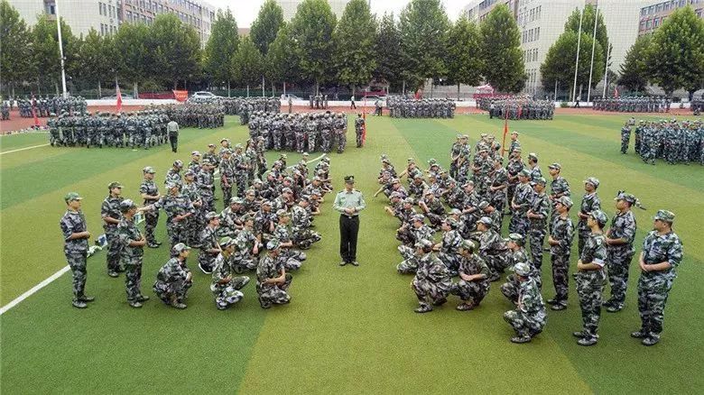 学生军训整齐划一的军姿,军训军姿